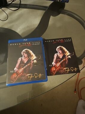 Taylor Swift World Tour Live Speak Now Bluray And CD. Like New Condition